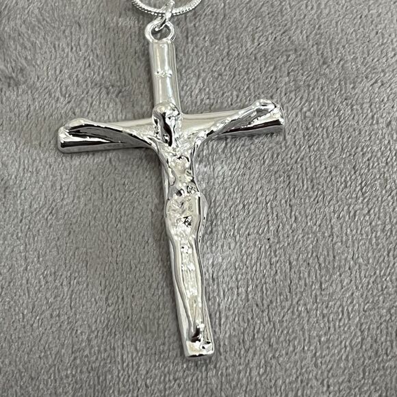 Beautiful Silver Plated Cross Crucifix On Snake Chain Silver Tone Christian - Picture 5 of 7